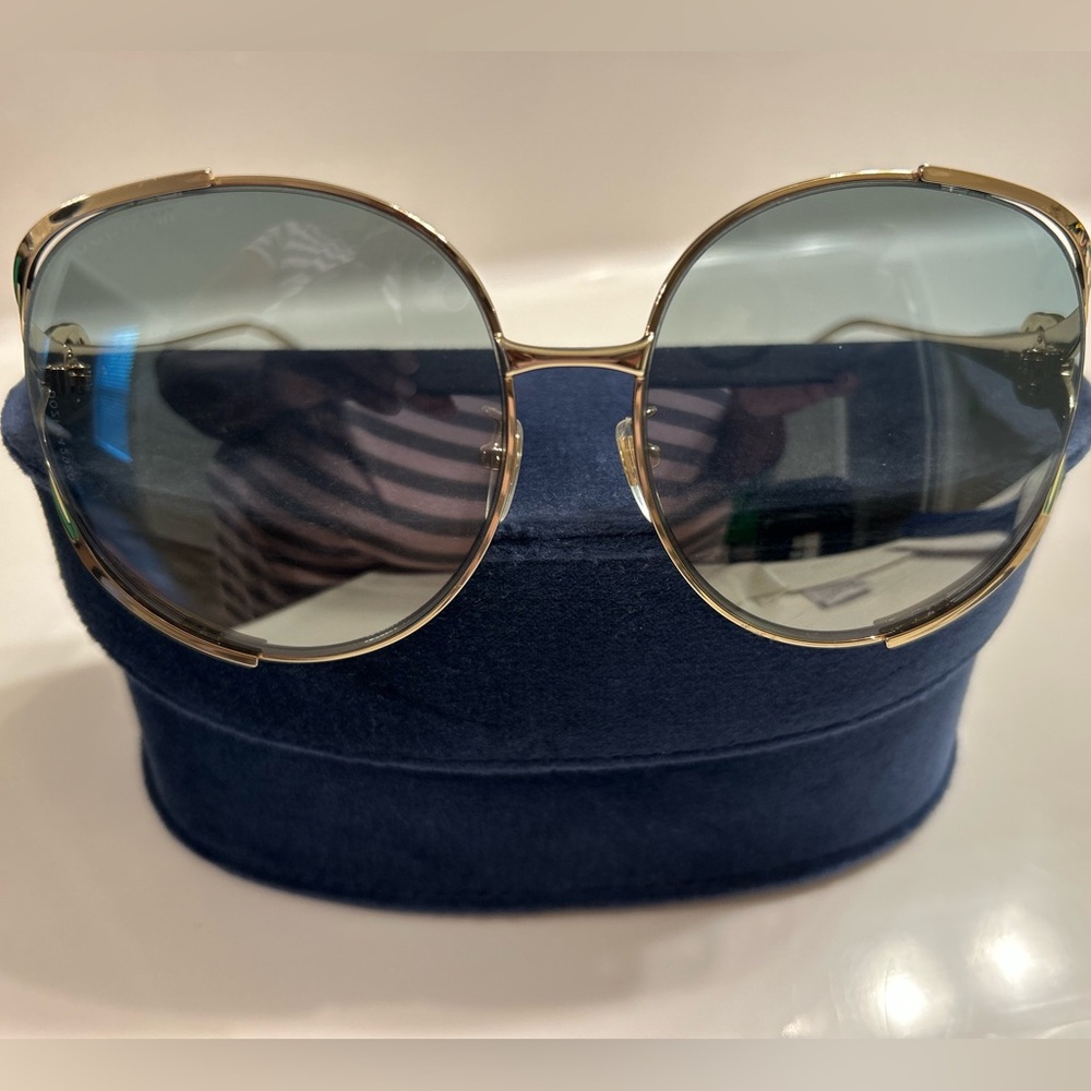 Gucci
63mm Gradient Oversize
Open Temple Round
Sunglasses - Picture 7 of 11